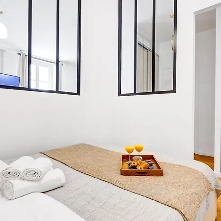 Chic 1br Eiffel Tower & Rue Gros Caillou Apartment